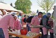 Die zahlreichen Helfer des Marktstubenteams bereiten Empanadas (gefüllte Teigtaschen) zu.