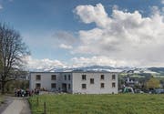 Der Neubau des Tandems im Gebiet Hüslen, hier einige Wochen vor Bauende, liegt idyllisch im Grünen. (Bild: Michel Canonica (27. April 2016))