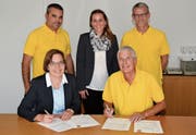 Gertrud Schmucki, Direktorin der Clientis Bank Toggenburg (CBT), und Christoph Häne, OK-Präsident, besiegeln mit ihrer Unterschrift die Sponsoringvereinbarung. Oben, von links: Tom Ledergerber, Marketing, Jarima Moser, CBT, und Christian Guler, Sekretariat. (Bild: Beat Lanzendorfer)
