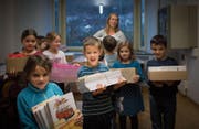 Die Kinder des Schulhauses Breite helfen mit beim Zügeln. (Bild: Benjamin Manser)