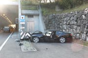 Am Auto des 63-Jährigen entstand Totalschaden. (Bild: Kapo/SG)