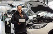 Lukas Kaiser, Mitinhaber der Buga-Garage: «Derzeit wechseln wir in unserer Werkstatt besonders viele Autobatterien.» (Bild: Angelina Donati)