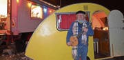 Der Schnitzelbänkler Louis de Saint Gall singt seine Weihnachtsgeschichte im Wagen des Theaters Rosis Wirbelwind. (Bild: Nina Rudnicki)