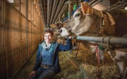 Ausnahmsweise im Stadtzentrum: Bäuerin Martina Rüegg vom Gübsensee besucht die Kühe in der Olma-Halle 7. (Bild: Urs Bucher)