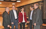 Freuen sich über die ersten Erfolge (v. l.): Vereinspräsident Thomas Ammann, Christian Sepin, neu gewählter Präsident der Fachgruppe Energie, Sabina Saggioro, Geschäftsführerin und Leiterin Standortmarketing, Reto Friedauer, Präsident der Fachgruppe Integration, und Ruedi Mattle, Präsident der Fachgruppe Verkehr. (Bild: Seraina Hess)