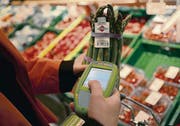 Ein Coop-Kunde erfasst mit dem Hand-Scanner seinen Einkauf. (Archivbild: Susanne Basler)