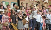 Die Kinder spielten ihre Rollen als Schildbürger mit grosser Fröhlichkeit. (Bild: Ulrike Huber)