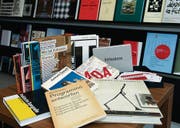 Niggli-Bücher aus sechs Jahrzehnten, versammelt in der neugestalteten Cafeteria in Sulgen: leicht vergilbt Karl Gerstner, der auch das Niggli-Logo geschaffen hat, sowie weitere Klassiker der Typographie; Architektur von Gaudí bis Gmür, Kunst mit Giacometti und der von Verlagsgründer Arthur Niggli selbst gestalteten Dada-Monographie – sowie «Swissness» über die 50 Besten im Schweizer Design. (Bild: Urs Jaudas)