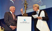 Arthur Philipp (links) ist sichtlich gerührt, als er mit Jurypräsident Karl Stadler die hübsche Rheina betrachtet.