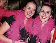 gefiederte Party-Gängerinnen (Bild: Max Pflüger)