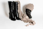 Elegante Lederstiefel 399.90, Kaschmirschal in Dreiecksform 249.90 und Kaschmirmütze 149.90, lange Kette aus Zierperlen 129.90 (alles Madeleine Mode) (Bild: Mareycke Frehner)
