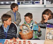 Verkaufen zugunsten armer Kinder: Lucas Weder, Nathan Stieger, David und Anna Weder.