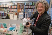Ein Stapel von Bänden seines ersten Buches liegt auch in der Wattwiler Buchhandlung Kostezer. Michael Hugs Reisetagebuch ist prominent neben dem Gewinner des diesjährigen Schweizer Buchpreises, Lukas Bärfuss' «Koala», plaziert. (Bild: Hansruedi Kugler)
