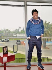 «Meine Trainerkarriere in der Schweiz starten? Warum nicht!»: Ivan Zamorano in seinem Büro in Santiago. (Bild: Lorena Weber)