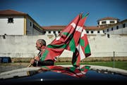 Ein Anhänger der Unabhängigkeitsbewegung während eines Protests vor dem Martutene-Gefängnis 2013 in San Sebastián. (Bild: Alvaro Barriento/AP)