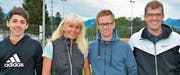 Samuel und Rita Benz (v. l.) sind die Sieger im Mixed; Diego Sieber und Romeo Loher erkämpften sich am Schluss souverän den Titel im Herren-Doppel. (Bild: pd)