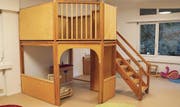 Die Holzspielburg findet auch in den neuen Räumen Platz.