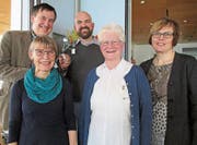 Gemeinderätin Silvia Büchel verabschiedete Heimleiterin Rosy Seiler und Pflegedienstleiterin Brigitte Bott (von rechts) und hiess als neue Kaderleute Heimleiter Roberto Wolpert (links) und Pflegedienstleiter Benjamin Schneiderhan willkommen. (Bild: PE)