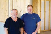 Arthur Löhrer und Pascal Meng sind auf der Rhyboot-Baustelle für den Holzbau zuständig. (Bild: Barbara Heuberger)
