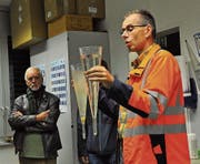 Betriebsleiter Peter Huber zeigt Wasserproben vom Anfang und vom Ende des Reinigungsprozesses. (Bild: Kathrin Meier-Gross)