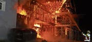 Das Doppelhaus konnte trotz intensiver Löscharbeiten der Feuerwehr nicht gehalten werden. (Bild: PD)