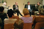 Gestenreiche Glockendiskussion: Guido Corazza, Martin Würmli, Peter Hettich, Samuel Büechi (von links). (Bild: Reto Martin)