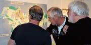 Wo in Oberuzwil und Bichwil befinden sich die Orte mit den alten Flurnamen? Die Ausstellungsbesucher konnten an einer Magnetwand ihr Wissen testen. (Bilder: Andrea Häusler)