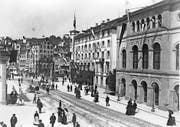Der Theaterplatz um 1886. Rechts das alte Theater, links daneben das Hotel Hecht.