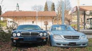 Sollen am 9. Dezember auf dem Areal der «Dreamfactory» versteigert werden: Ein Daimler Super V8 und ein Mercedes-Benz S 500. (Bild: Andrea Häusler)