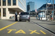 Halten eigentlich verboten: Der Taxistandplatz an der Lagerstrasse ist unter Privaten beliebt – Taxichauffeure hingegen meiden ihn. (Bild: Benjamin Manser)