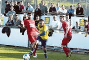 Rijad Abazi (am Ball), im Winter von St. Margrethen gekommen, zeigte nach Anlaufschwierigkeiten, wie wertvoll er für den FC Au-Berneck sein kann. Noch ist aber nicht klar, ob er auf der Degern bleibt. (Bild: Archiv/ys)
