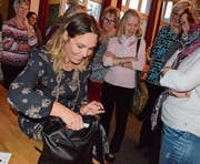 Rosanna Pierantognetti ist Handtaschentherapeutin mit Leib und Seele. Ihre Leidenschaft wirkt ansteckend. (Bild: Christine Gregorin)