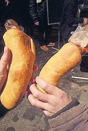 Der Bratwurst-Hot-Dog schmeckt besser ohne den angekündigten Senf. (Bilder: David Gadze)