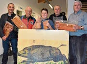Trafen den «Keiler links laufend» am besten (v. l.): Patrick Sprenger (2. Platz), Walter Nüesch (Sieger), Gian Sprenger (bester Jungschütze), Andreas Hausamann (3.) und Rolf Braun (4. Platz). (Bild: Yves Solenthaler)