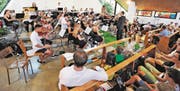 Extra für dieses Schulschlusskonzert hat Musikschulleiter Roland Aregger Musikschülerinnen und -schüler zu einem Symphonieorchester formiert. «Ein Experiment», meinte er. «Ein gelungenes», sagen wir. (Bild: Max Tinner)