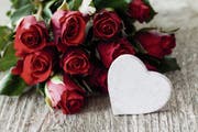 Der Symbolik wegen fällt die Wahl am Valentinstag gerne auf rote Rosen. (Bild: Fotolia)