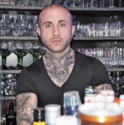 Salvatore Zafarana ist seit neun Jahren in der Gastronomie tätig, seit 31. März auch in der eigenen «Rockstar-Lounge» im ehemaligen Puff «Haus 72». (Bild: Seraina Hess)