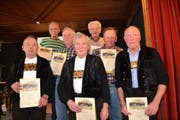 Die für ihre langjährige Tätigkeit ausgezeichneten Älpler: (von links) Walter Näf, Mario Breitenmoser, Josef Gerig, Hansruedi Ammann, Markus Rüegg, Werner Mock und Hanspeter Bleiker. (Bild: Adi Lippuner)