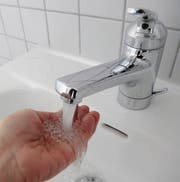 Auf dem Weg zum heimischen Wasserhahn gehen Millionen Liter Wasser verloren. (Bild: Nano do Carmo)