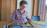 In einem Fotobuch hat Christina Frei die Erinnerungen, die sich in zwölf Jahren Sunsingers angesammelt haben, zu Papier gebracht. (Bild: Remo Zollinger)