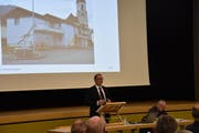 Gemeindepräsident Renato Truniger informiert über den Antrag, der die Liegenschaft Post Mosnang betrifft. (Bild: Timon Kobelt)