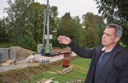 Eugen Meier vor der Pumpstation der Quelle Geissmatt, wo zurzeit ein Hochwasserschutz gebaut wird. (Bild: Urs Bänziger)