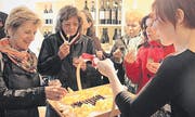 Anna Hanslin serviert im Spezialitätenladen Pickfein Käse und Birnbrot.