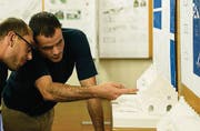 Originelle Ideen: Besucher begutachten ein Modell im Waaghaussaal. (Bild: Ralph Ribi)