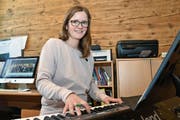 Karin Heeb ist diplomierte Gesangslehrerin und hat eine Ausbildung als Integrative Stimmtrainerin abgeschlossen. Sie komponiert und textet die Lieder der Mundartband Karisma. (Bild: Monika von der Linden)
