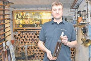 Wie sein Vater Ruedi ist auch Geoffrey Kobelt stolz auf den «Glen Rhine Whiskey», den Sieger der «Alpine Whisky Challenge 2012». (Bild: Kurt Latzer)