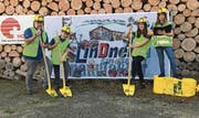 Zwei Generationen beim Spatenstich der neuen Halle: Thomas Wildberger mit seinen Kindern Ramon, Jana und Cosima (von links). (Bild: PD)