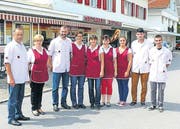 Die Metzgerei Diethelm AG: (v. l.) Roland Diethelm sen., Marie-Theres Diethelm, Roland Diethelm jun., Bernadette Diethelm-Natter, Nicole Bodenmann, Vroni Bösch, Jennifer Gächter, Duga Haliti und Tobias Dietschi. (Bild: Bea Sutter)