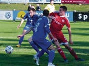 Widnaus Nüesch hält den Ball in den eigenen Reihen. (Bild: Ulrike Huber)