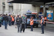 Wegen einer anonymen Bombendrohung hat die Polizei den Bahnhof St.Gallen gesperrt. (Bild: Michel Canonica)